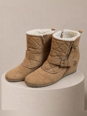 Unisa Women’s Camel Brown Tayya Wedge Ankle Bootie Quilted Faux Suede size 10